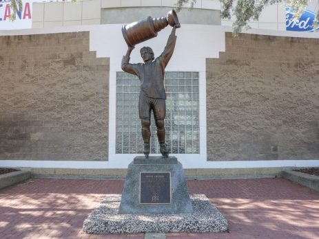 Statue of sports legend Wayne Gretzky holding up the stanley cup